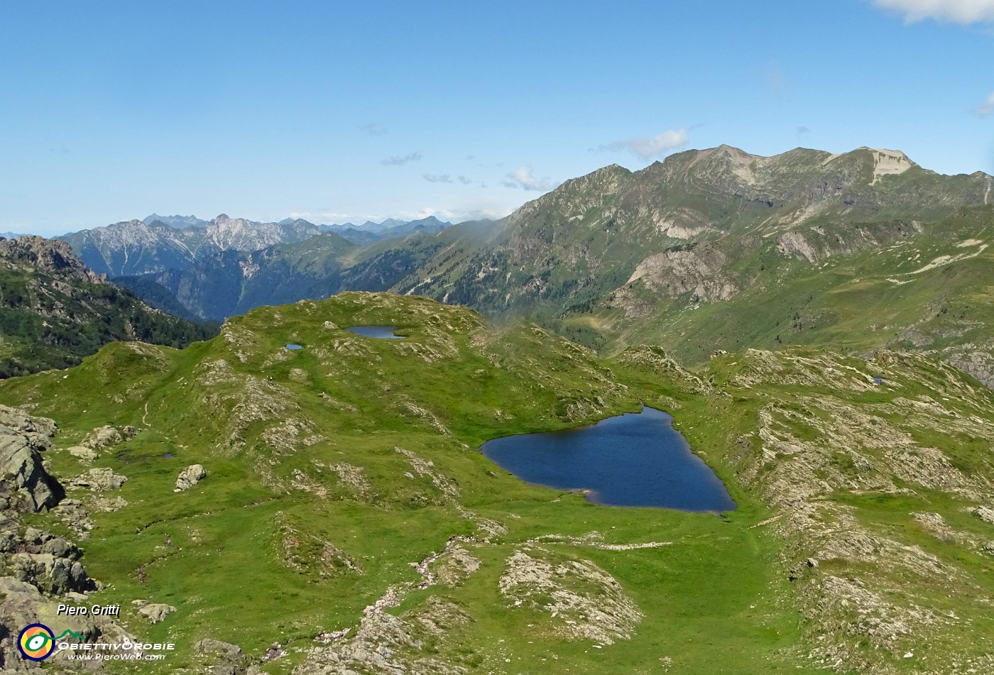 28 Vista sui Laghi del Poris, salendo al Passo di Reseda.JPG